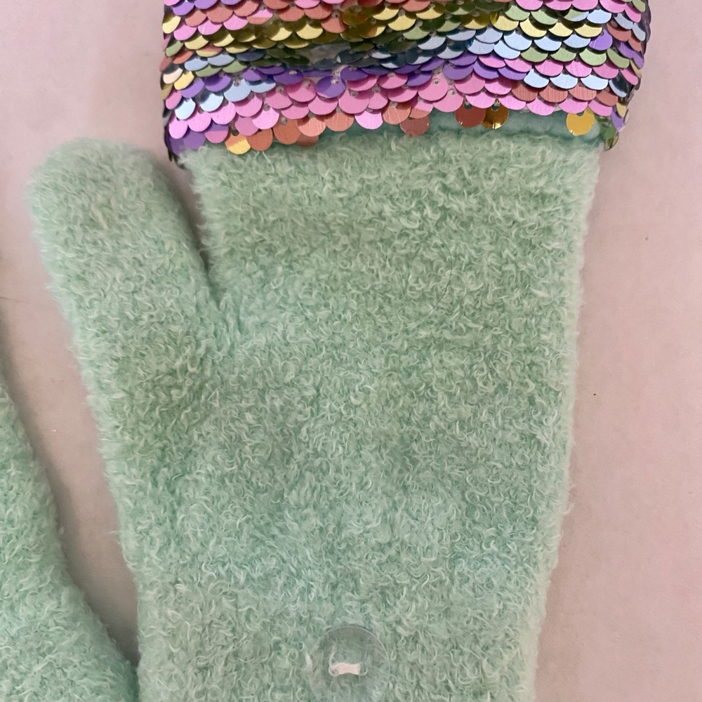 Mittens - Picture 3 of 10